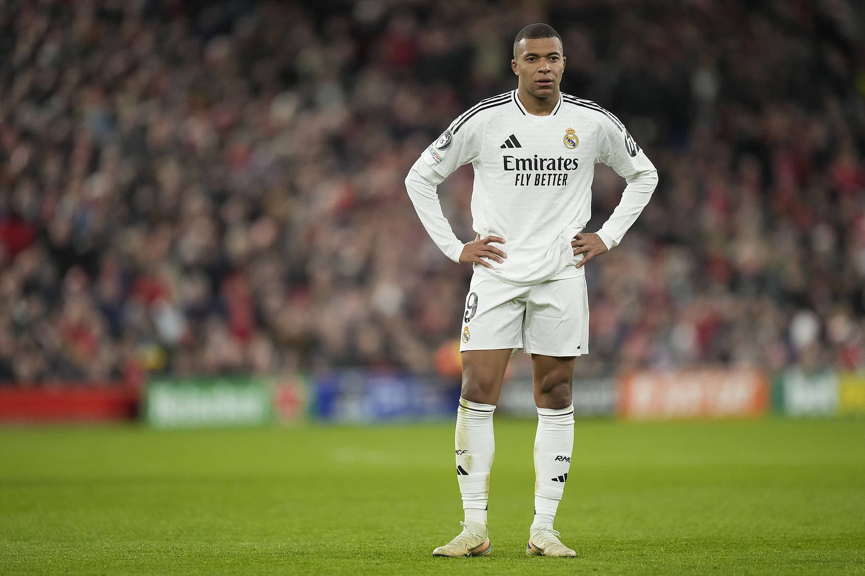 游戏一姐直播，突发情况被封号疑似开挂？本人做出回应：是网友的号开了！